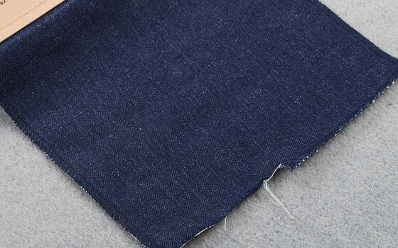 Erkek arkadaş stili, pantolon için siyah renkte.