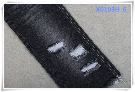 Erkek arkadaş stili, pantolon için siyah renkte.